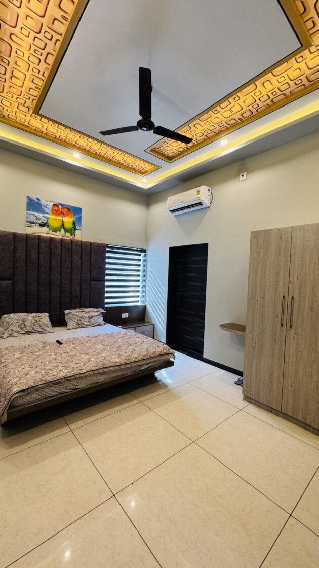 Elegant Executive Room with Modern Comforts - Image 2