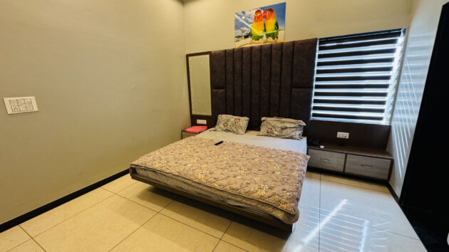 Elegant Executive Room with Modern Comforts - Image 4