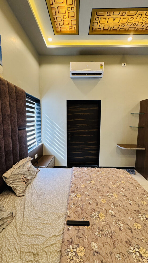Elegant Executive Room with Modern Comforts - Image 5